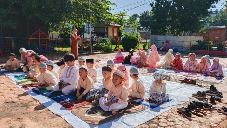 TINGKATKAN PEMAHAMAN TATA CARA SHOLAT IDUL FITRI:  TK ASOKA ADAKAN PRAKTIK SHOLAT